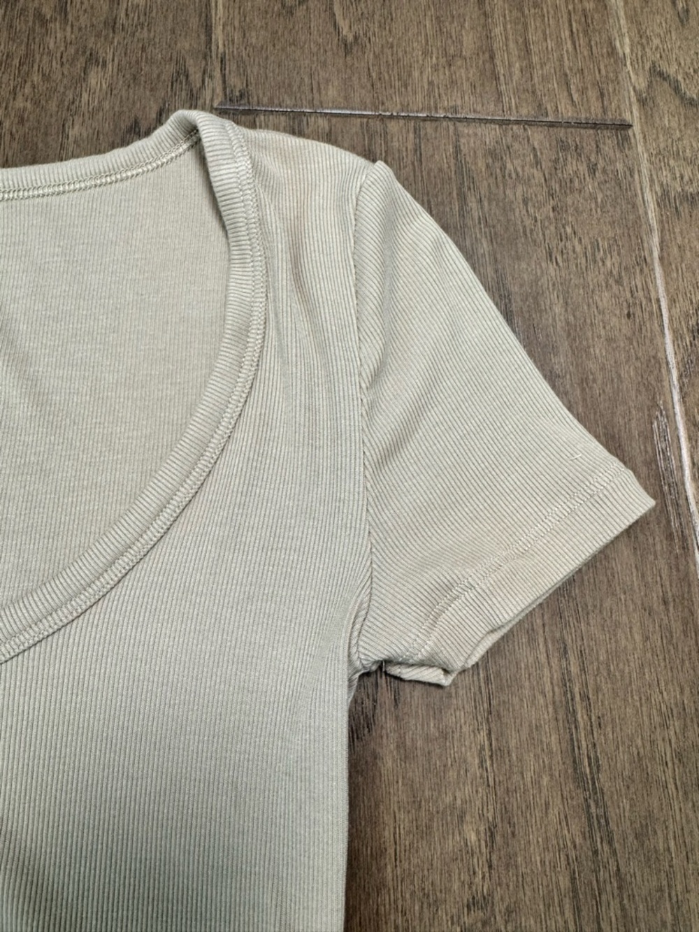 Aritzia Sunday Best Taupe Ribbed Scoop Neck Buttoned-up Crop Top - Picture 3 of 12